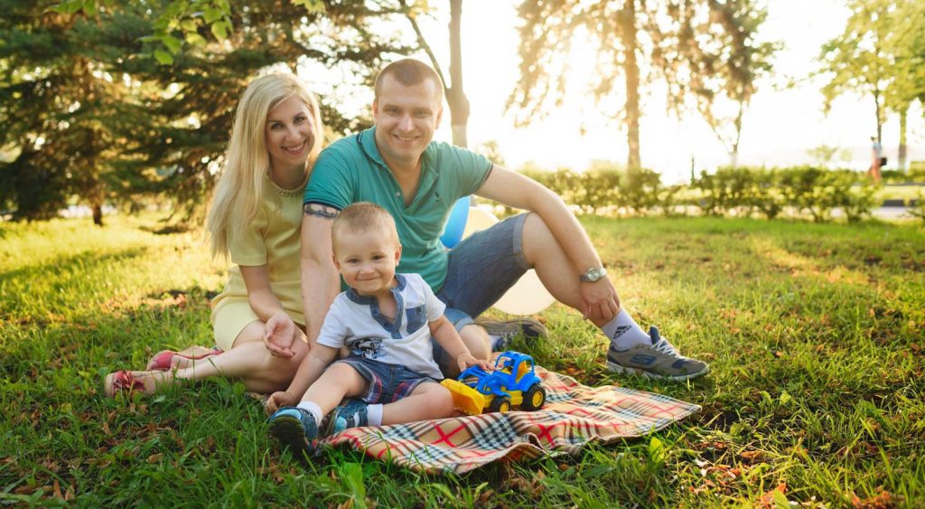 Happy family outside - 4Change Energy