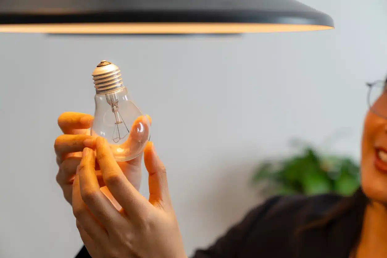 Changing an incandescent bulb